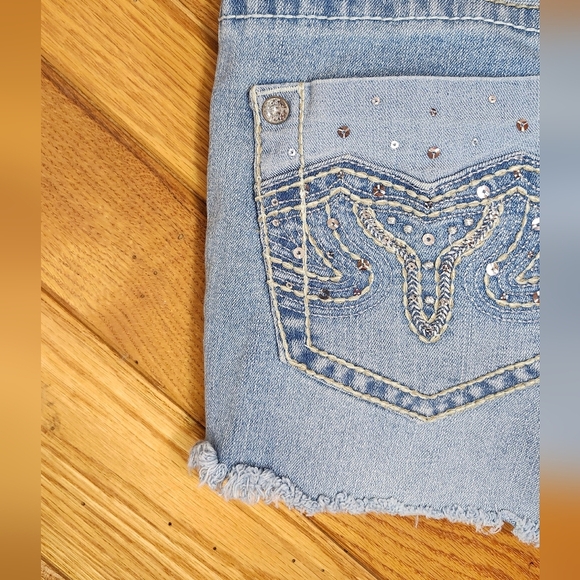 No Boundaries Frayed And Ripped Light Wash Blue Denim Sequin Shorts Size 15 - Picture 8 of 10